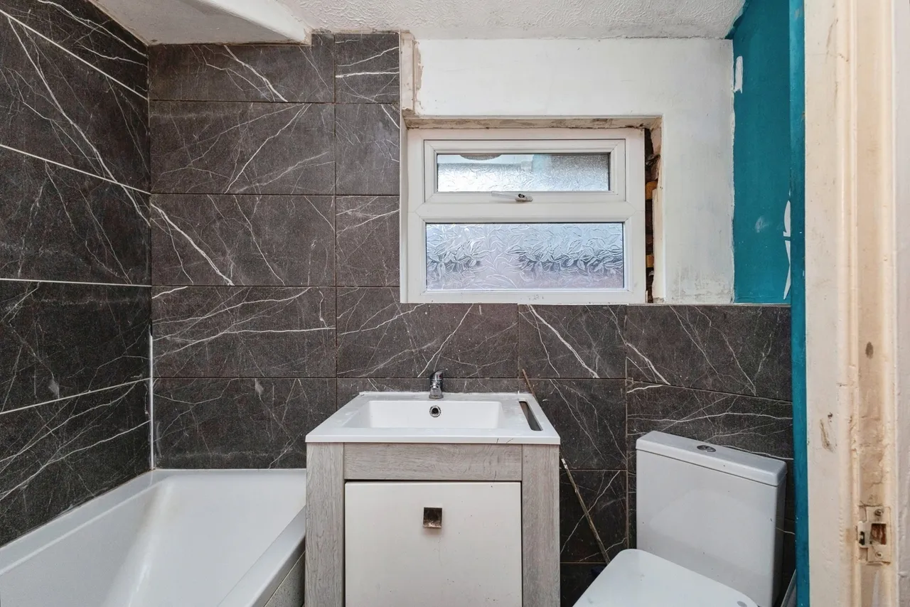 Lees Road, Ashton-under-Lyne, Greater Manchester, OL6, photo 13