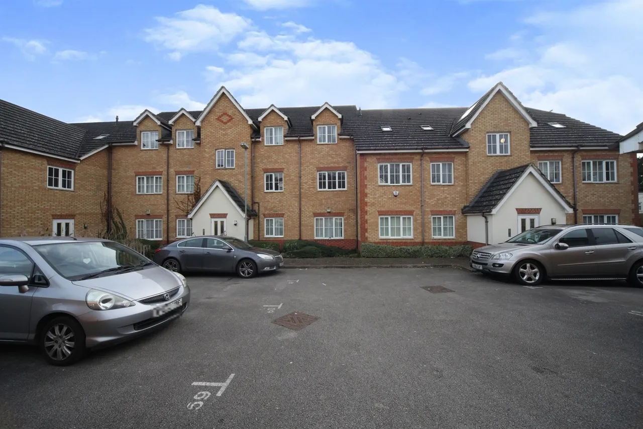 2 bed flat for sale — The Wickets, Luton