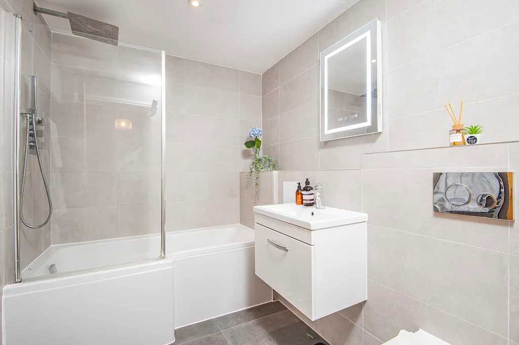 Swakeleys Road, Ickenham, photo 8