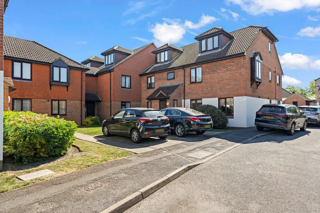 2 bed flat for sale — Chelsea Gardens Cheam, Sutton SM3 9TN