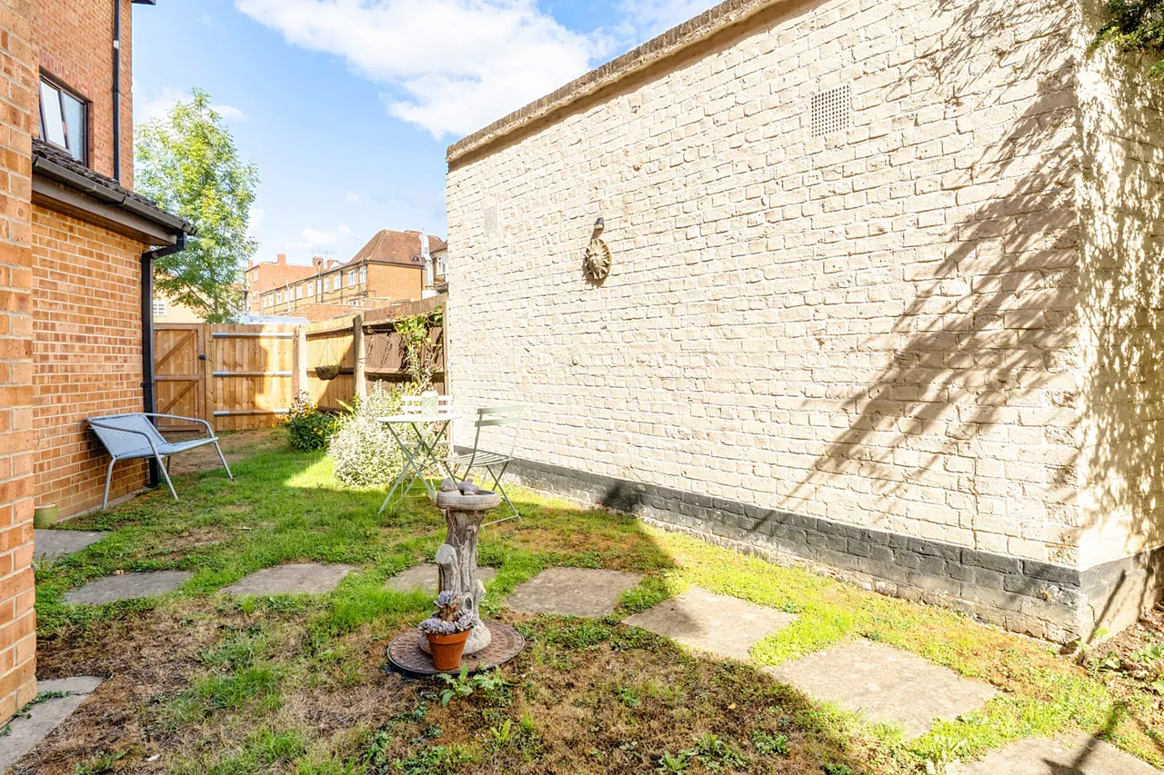 Windsor Close, Northwood, HA6, photo 12