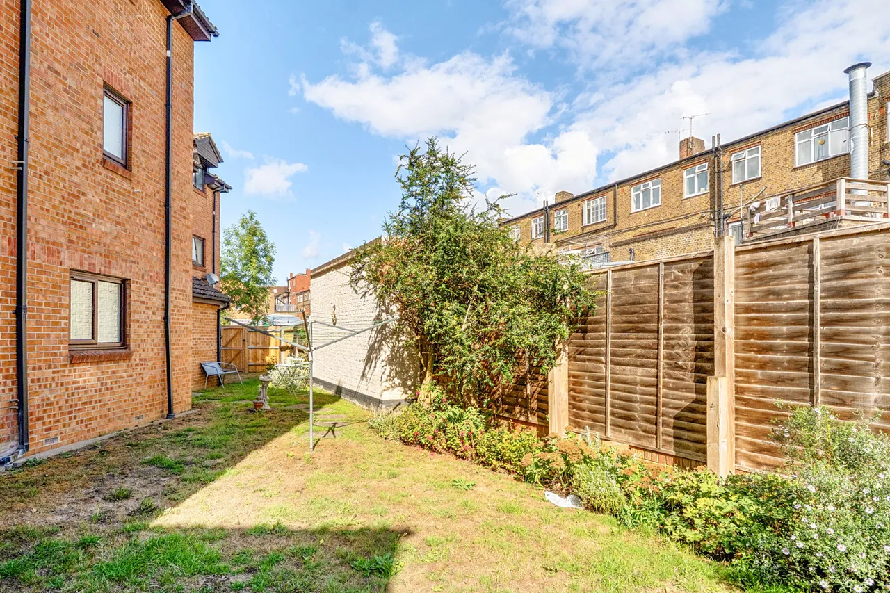 Windsor Close, Northwood, HA6, photo 11