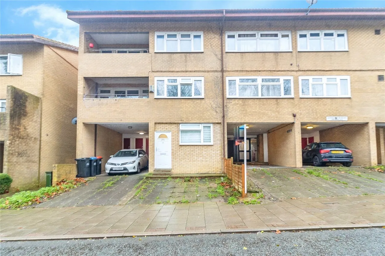 Conniburrow Boulevard, Conniburrow, Milton Keynes, Buckinghamshire, MK14, photo 2