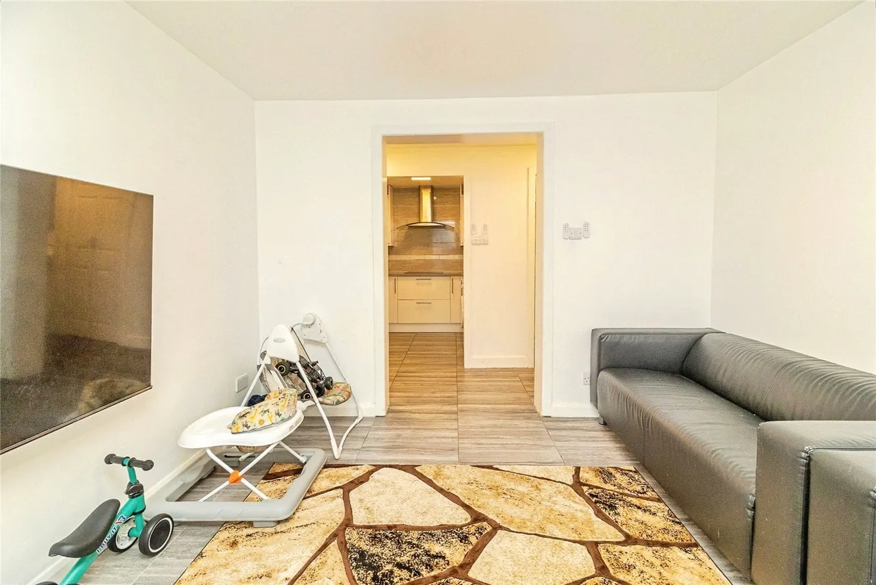 Conniburrow Boulevard, Conniburrow, Milton Keynes, Buckinghamshire, MK14, photo 6