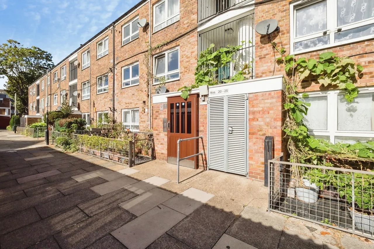 2 bed flat for sale, Moore Walk, London, E7