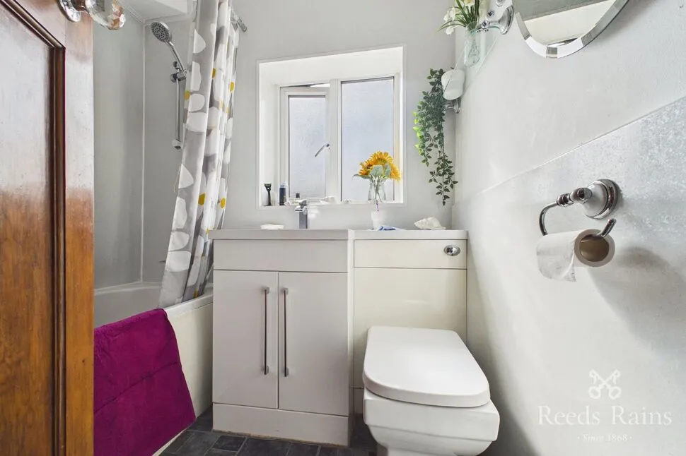 Woodfield Avenue, Hyde, SK14, photo 8
