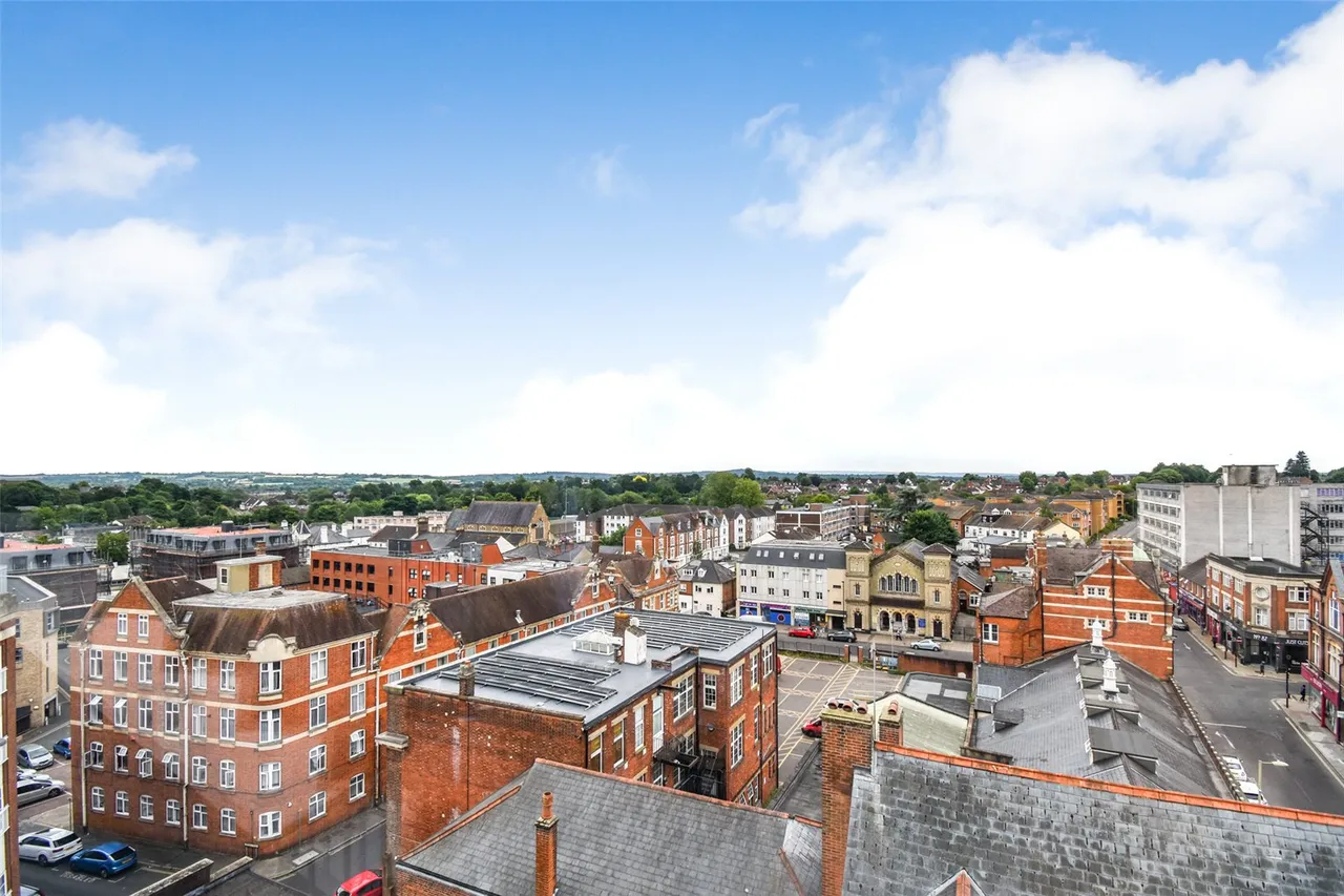 2 bed flat for sale — Alexander House, 50 Station Road, Aldershot, Hampshire, GU11 1BG