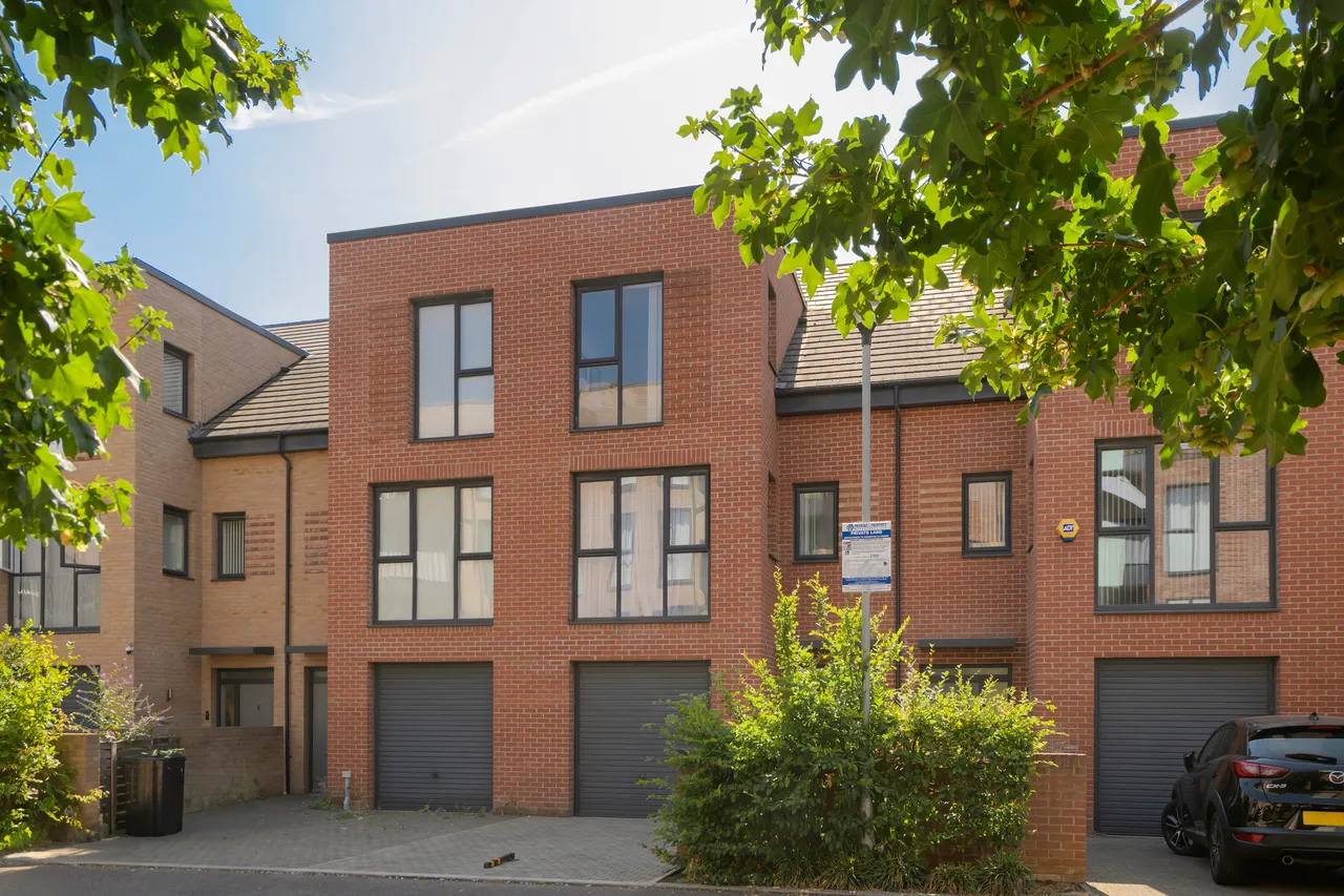 4 bed house for sale, Reynard Way, Brentford, TW8