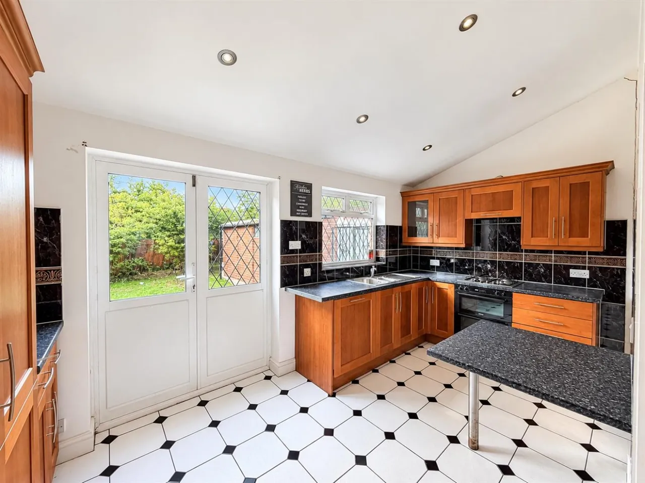 Semi-Detached To LetGresham Road, Hounslow, TW3, photo 4