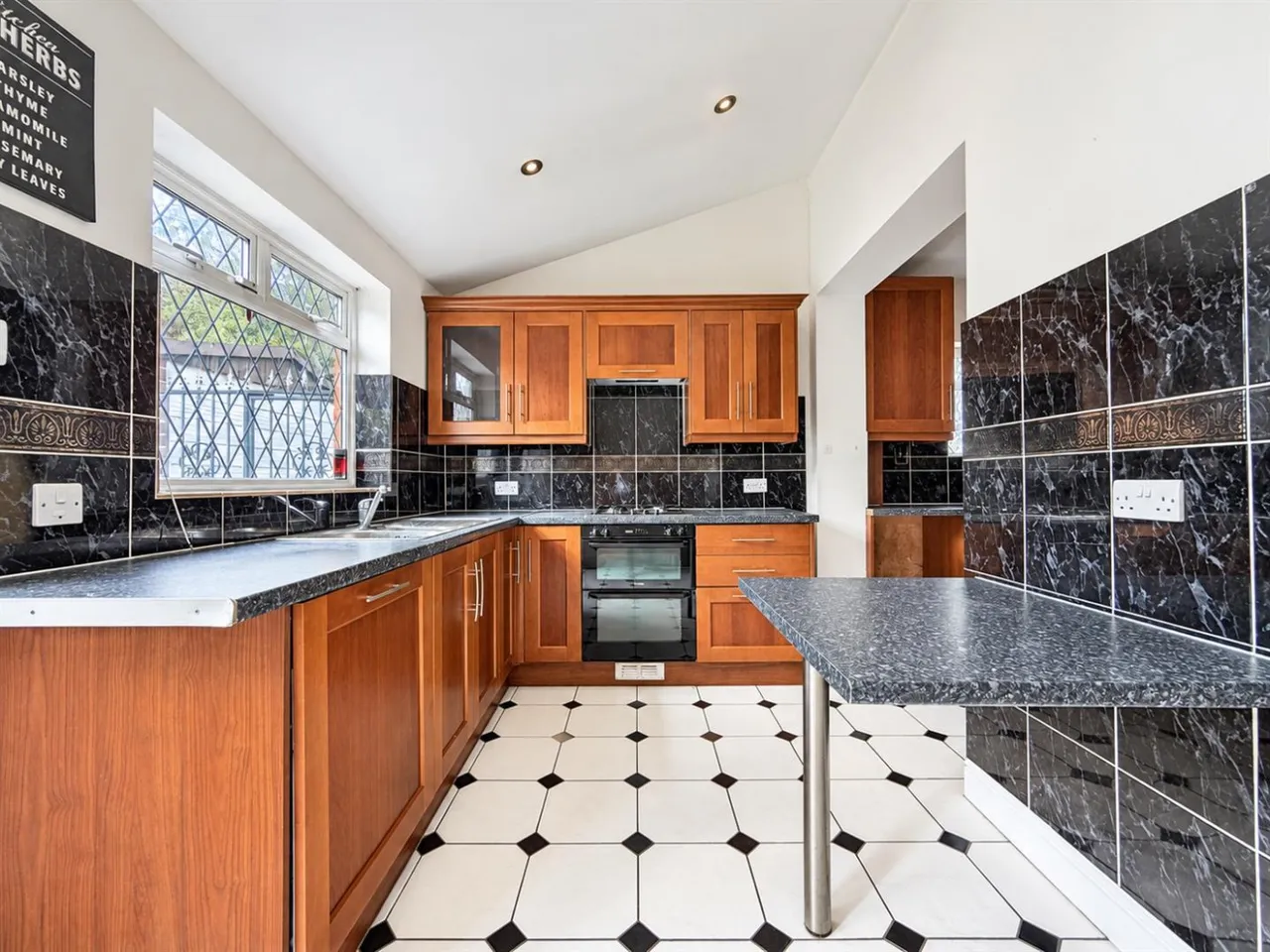 Semi-Detached To LetGresham Road, Hounslow, TW3, photo 6