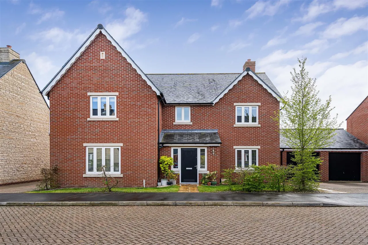 5 bed house for sale, Chesterton
