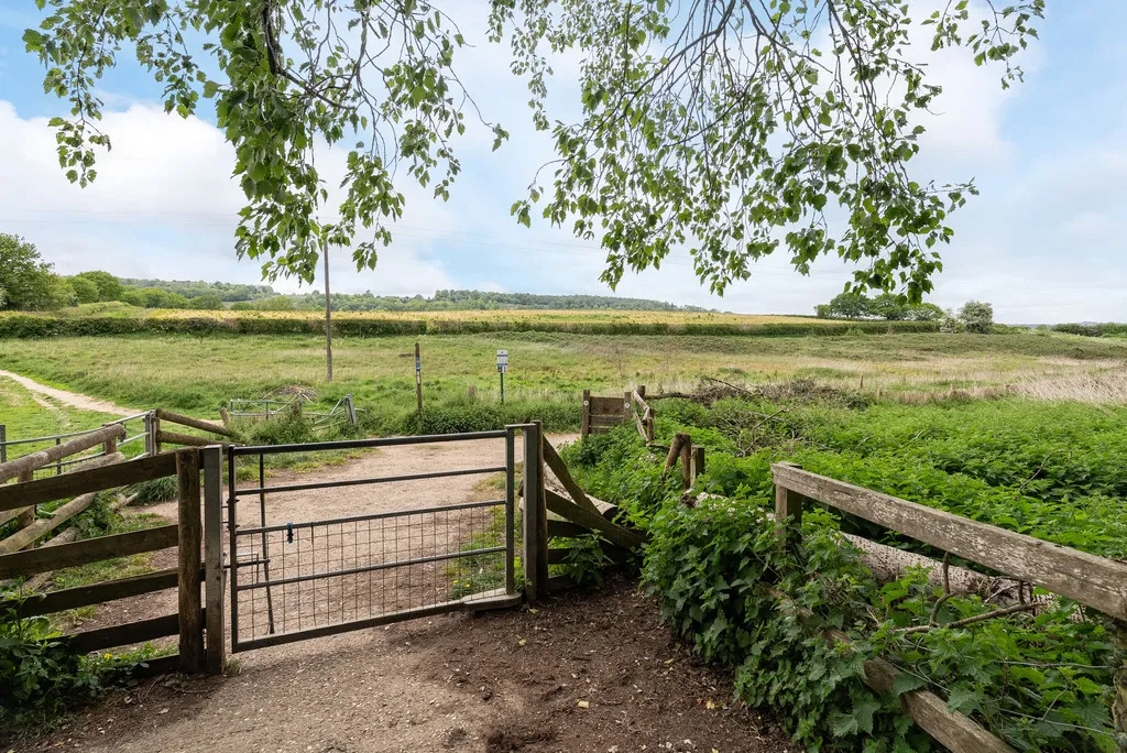 Springfield Road, Westcott, RH4, photo 5