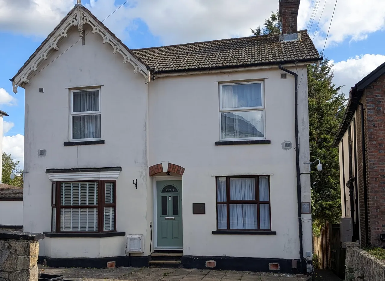 2 bed flat to rent, Woodlands Road, RH1