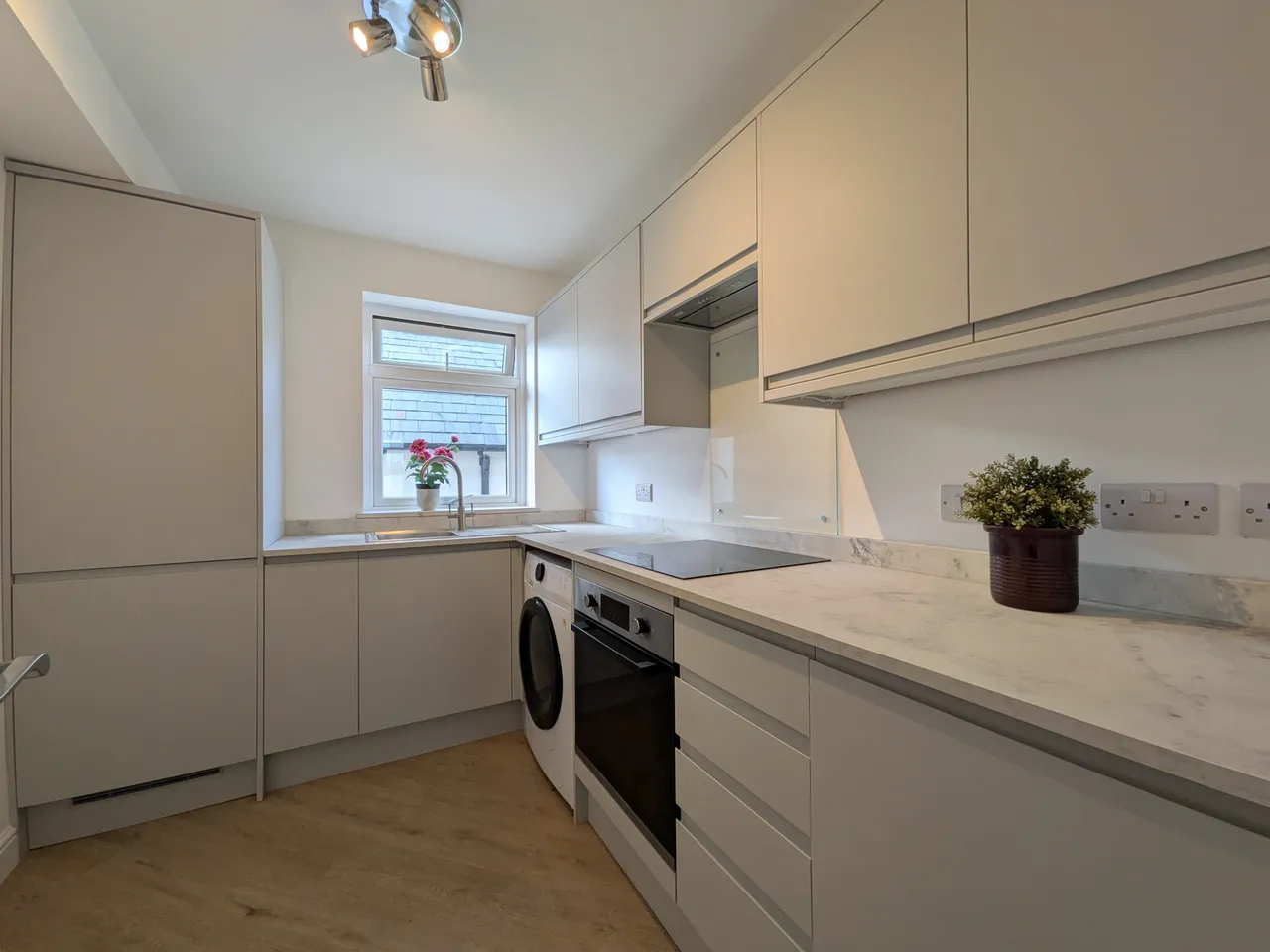 Woodlands Road, RH1, photo 2