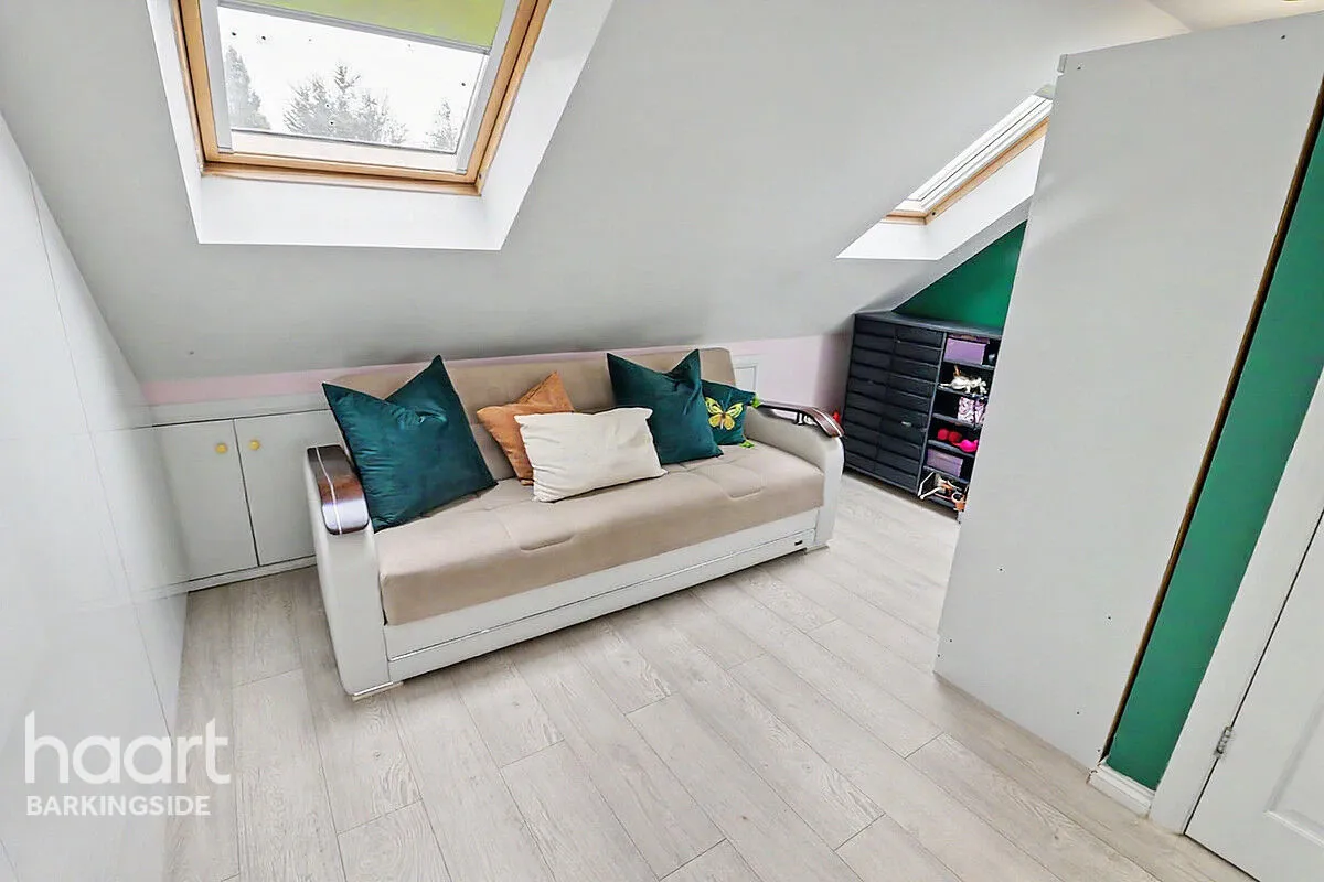 Stoneleigh Road, Clayhall, IG5, photo 23