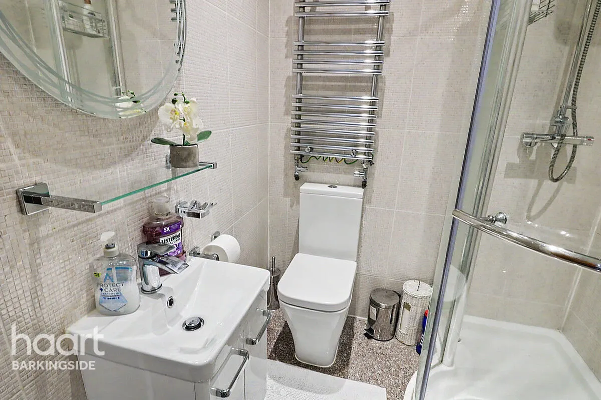 Stoneleigh Road, Clayhall, IG5, photo 12