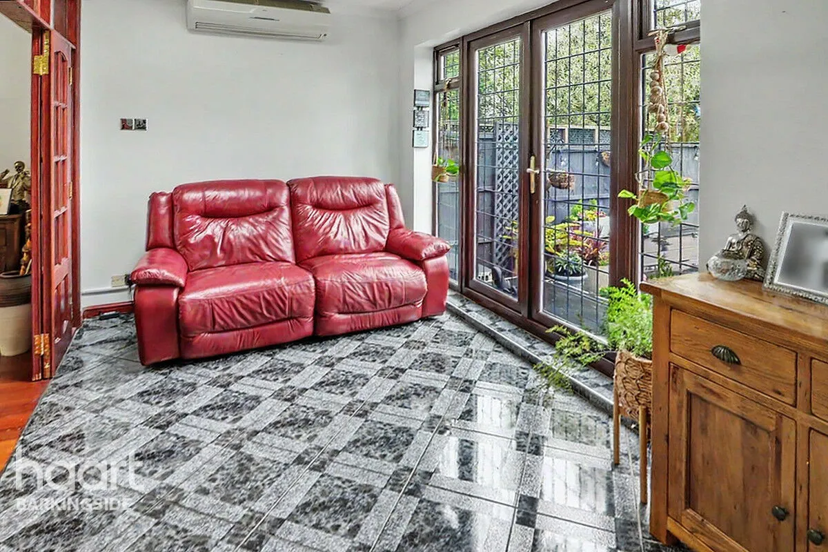 Stoneleigh Road, Clayhall, IG5, photo 8