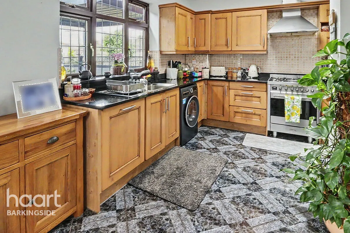 Stoneleigh Road, Clayhall, IG5, photo 9