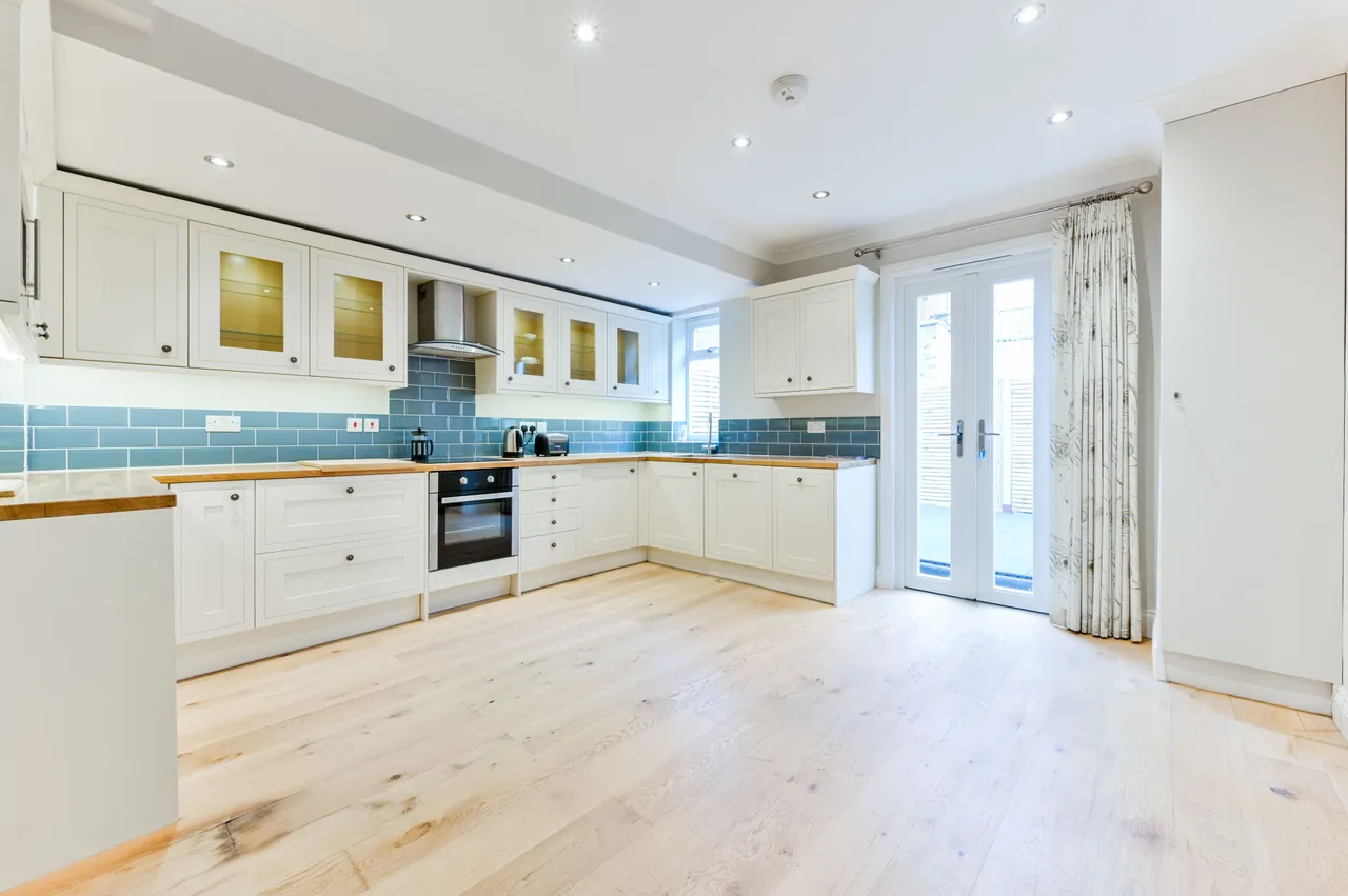 2 bed flat for sale, London, W4