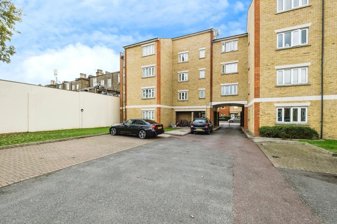 2 bed flat for sale — High Road Leytonstone, London, E11