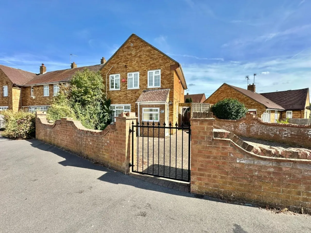 3 bed house for sale, Corwell Lane, Uxbridge, UB8
