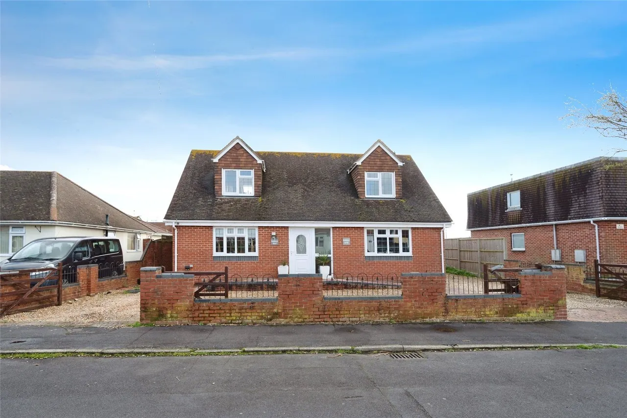 4 bed house for sale, Marshall Road, Hayling Island, PO11