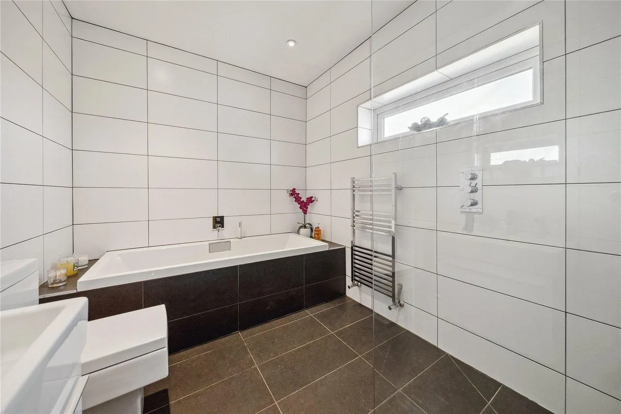 Dunstarn Drive, Leeds, photo 14