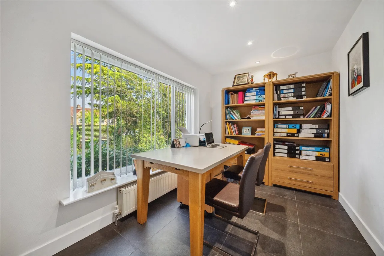 Dunstarn Drive, Leeds, photo 8