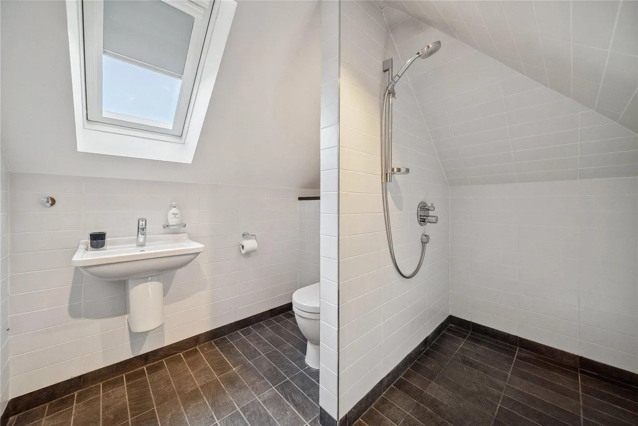 Dunstarn Drive, Leeds, photo 16