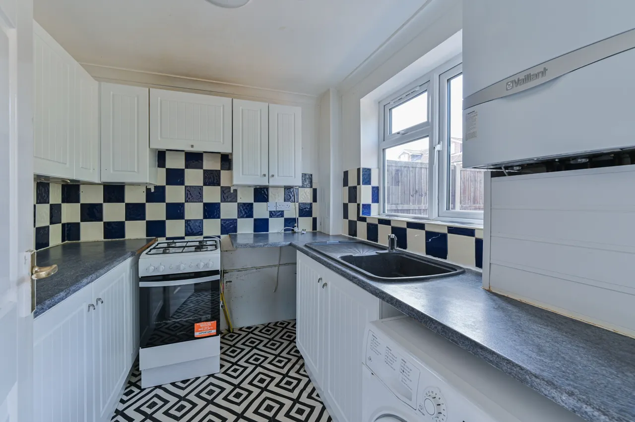 Mitcham, CR4, photo 3