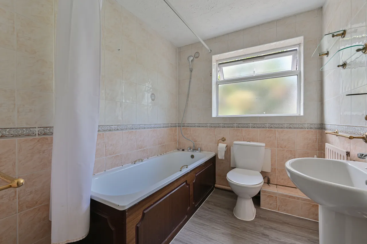 Mitcham, CR4, photo 17
