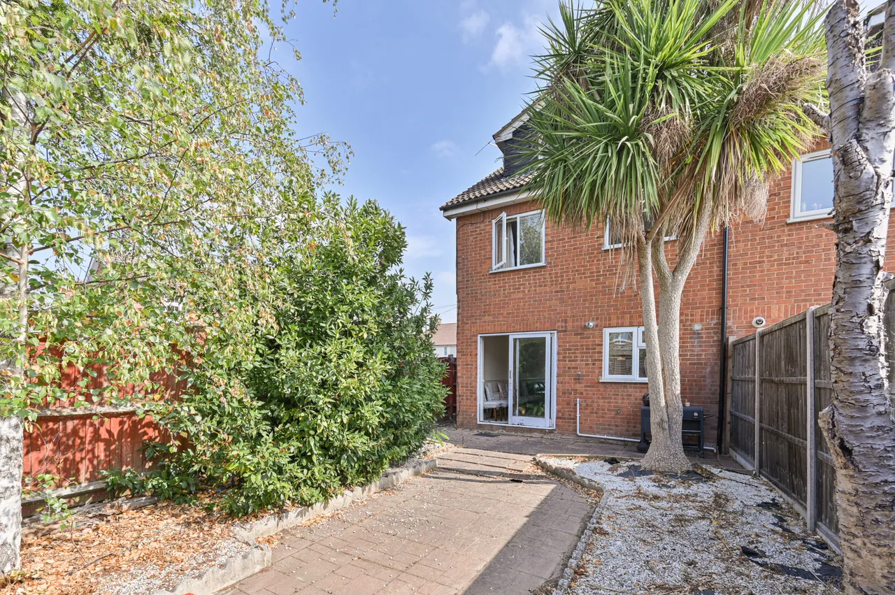 Mitcham, CR4, photo 13