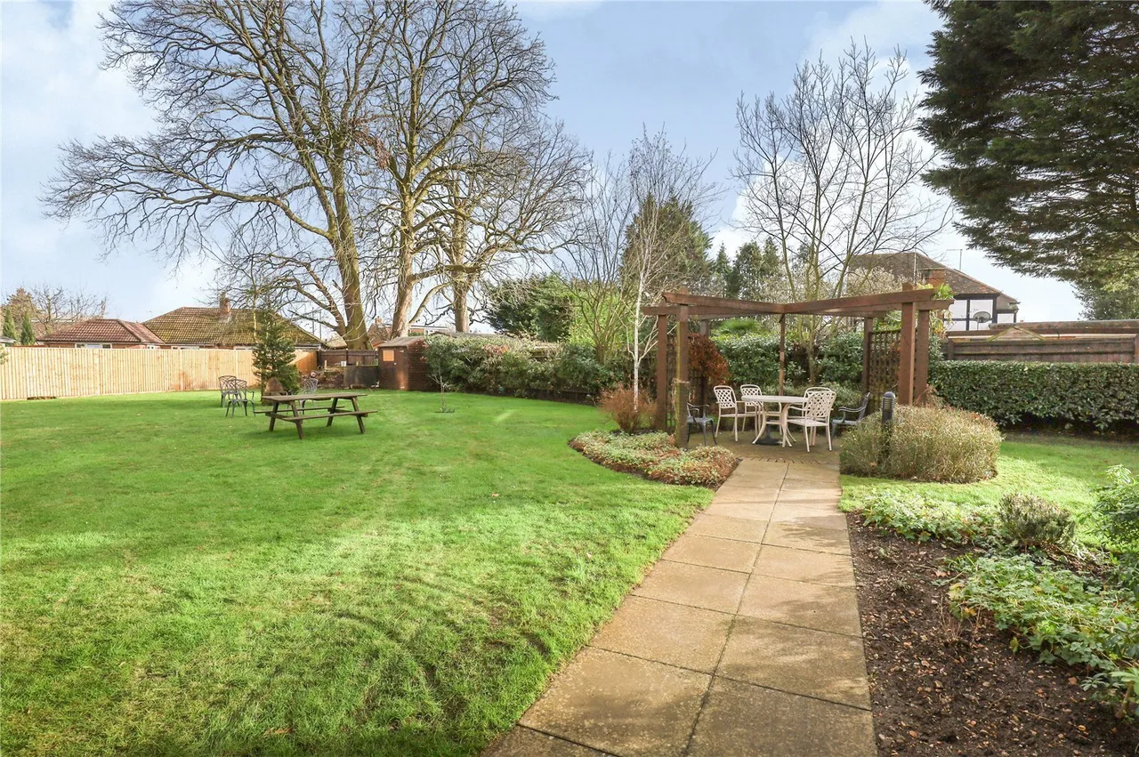 Oyster Lane, Byfleet, photo 15