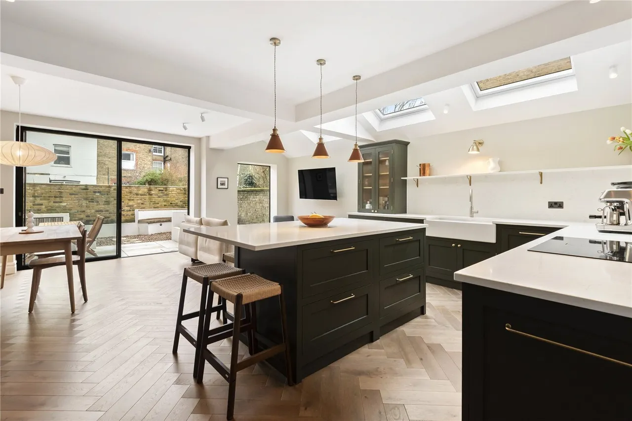 2 bed flat for sale, Tooting Bec Road, London, SW17
