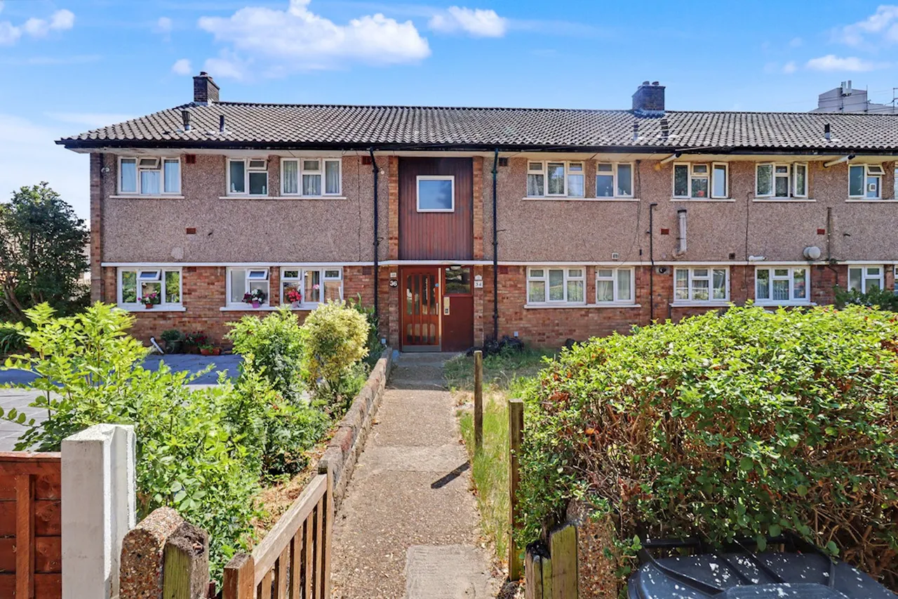 2 bed flat for sale, Eagle Avenue, Romford, RM6