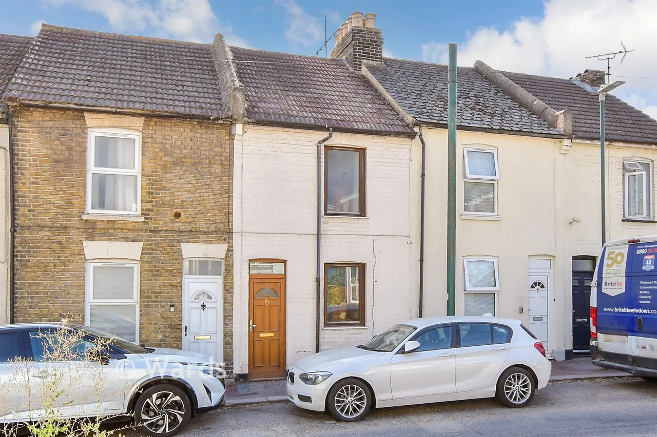 2 bed house for sale, Upper Luton Road, Chatham, ME5