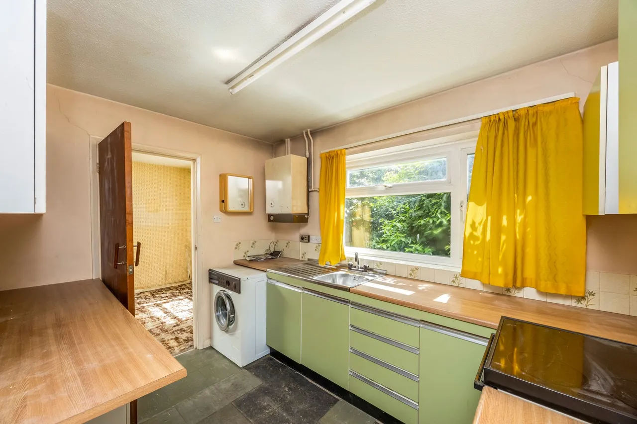 Swindon Road, Horsham, RH12, photo 5