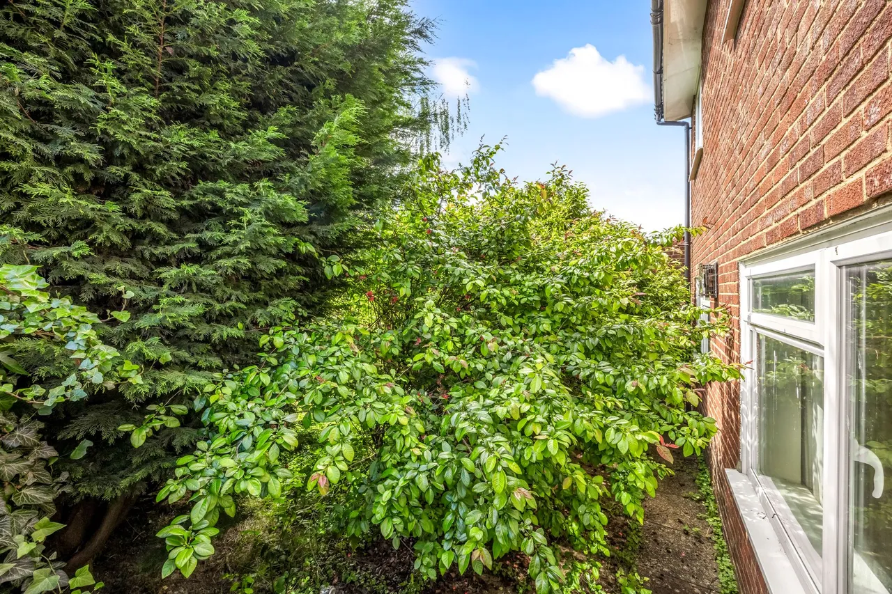 Swindon Road, Horsham, RH12, photo 17