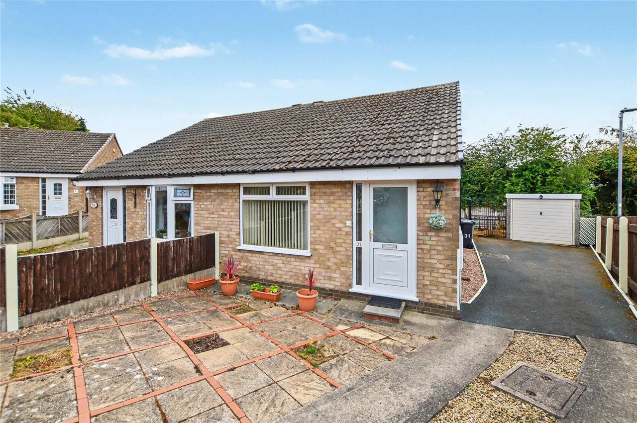 2 bed house for sale, Wood Crescent, Rothwell, LS26