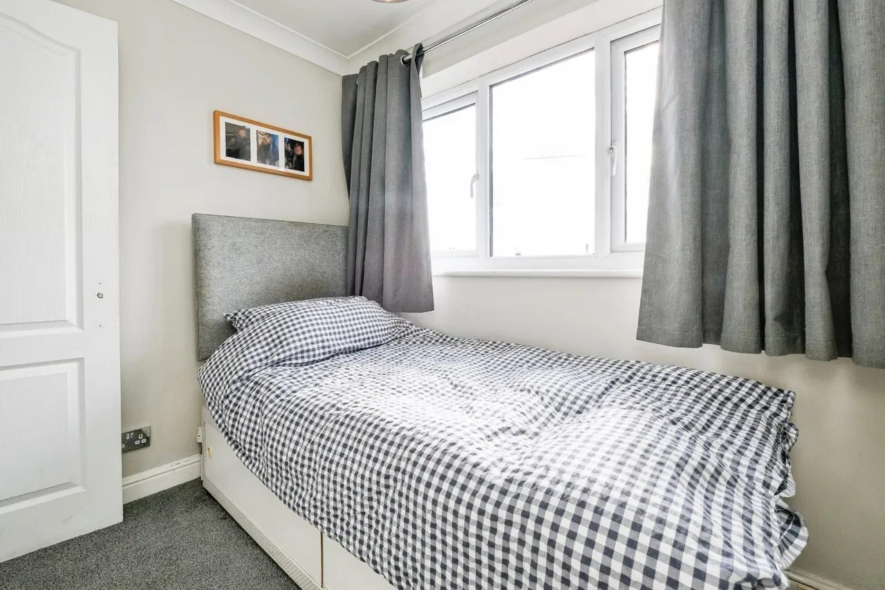 Surrey Drive, Hornchurch, RM11, photo 10
