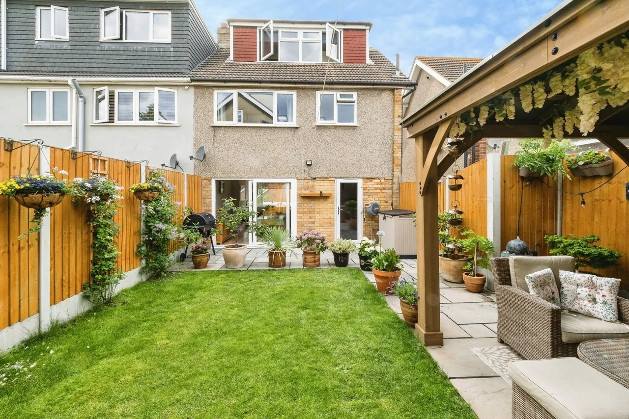 Surrey Drive, Hornchurch, RM11, photo 25