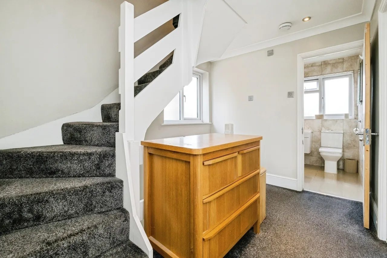 Surrey Drive, Hornchurch, RM11, photo 22