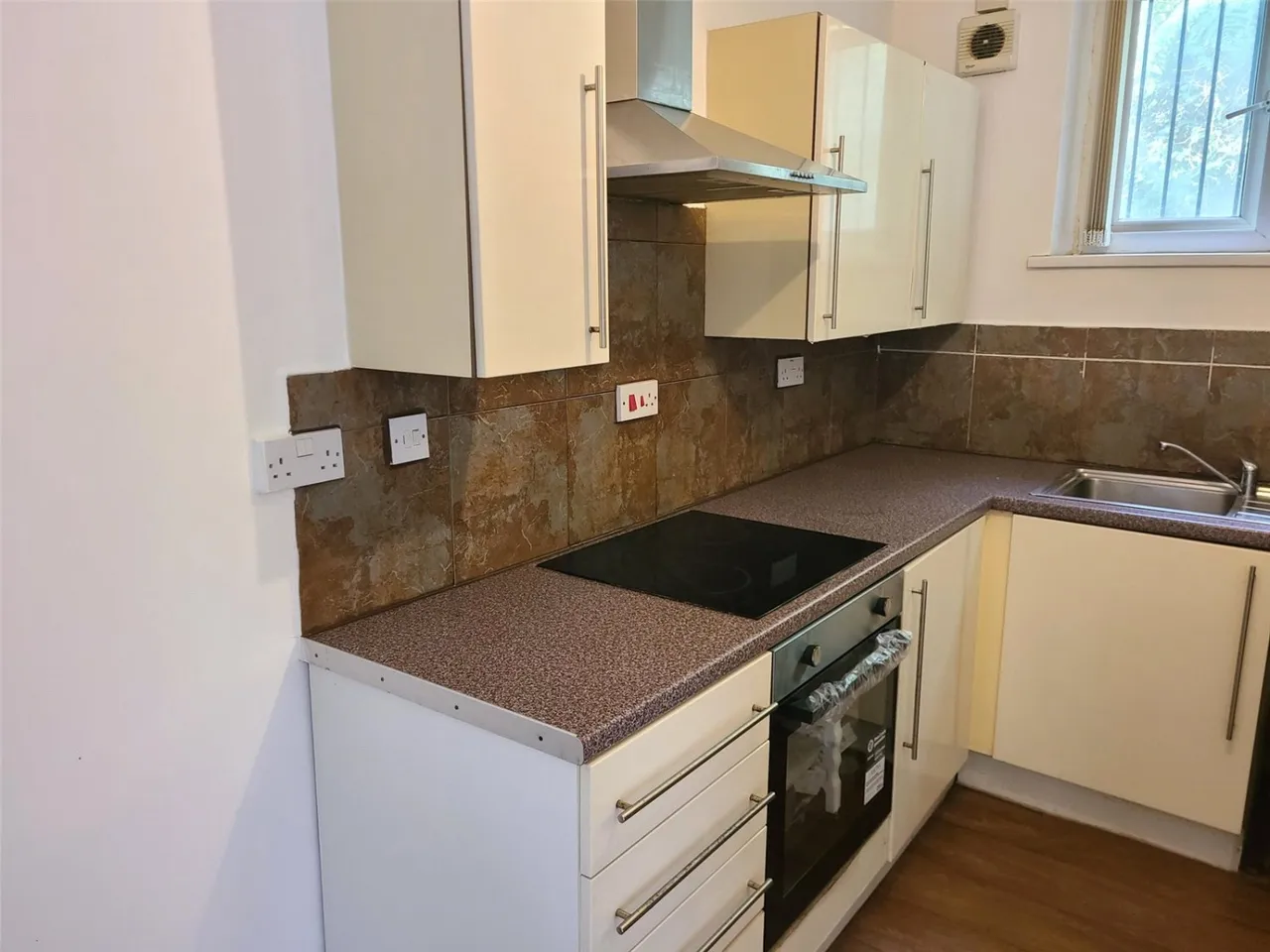 Thornhill Road, Dewsbury, WF12, photo 4