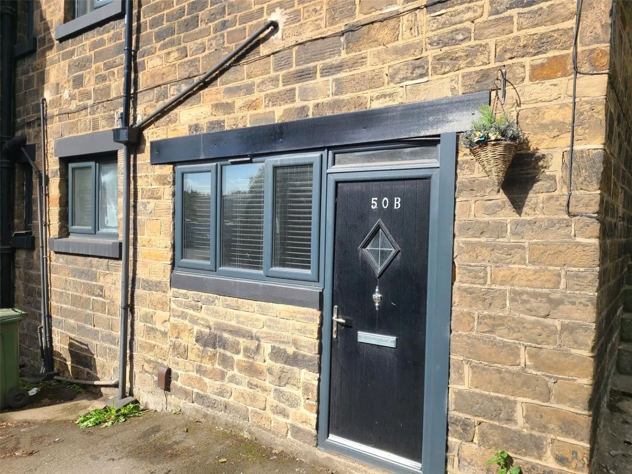 3 bed flat to rent, Thornhill Road, Dewsbury, WF12