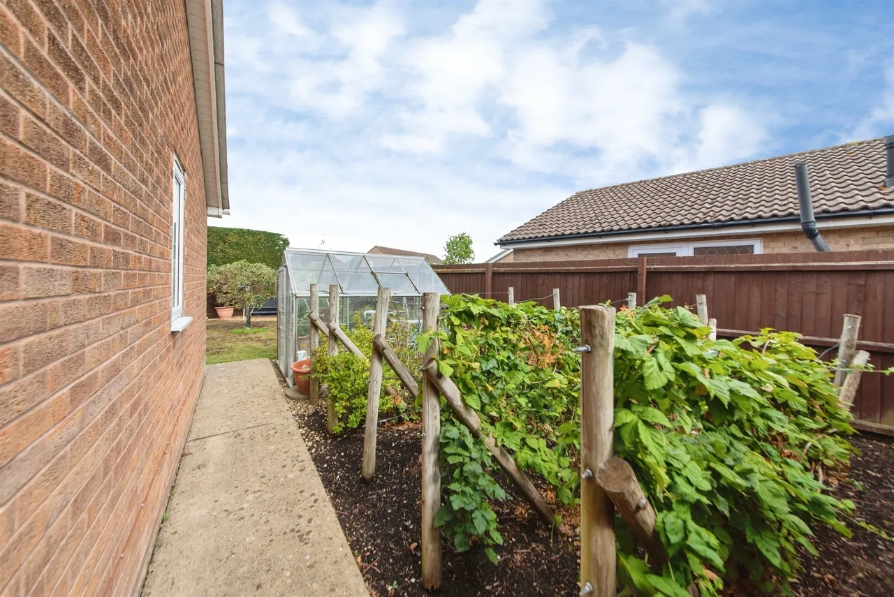 Larch Close, Bourne, PE10, photo 13