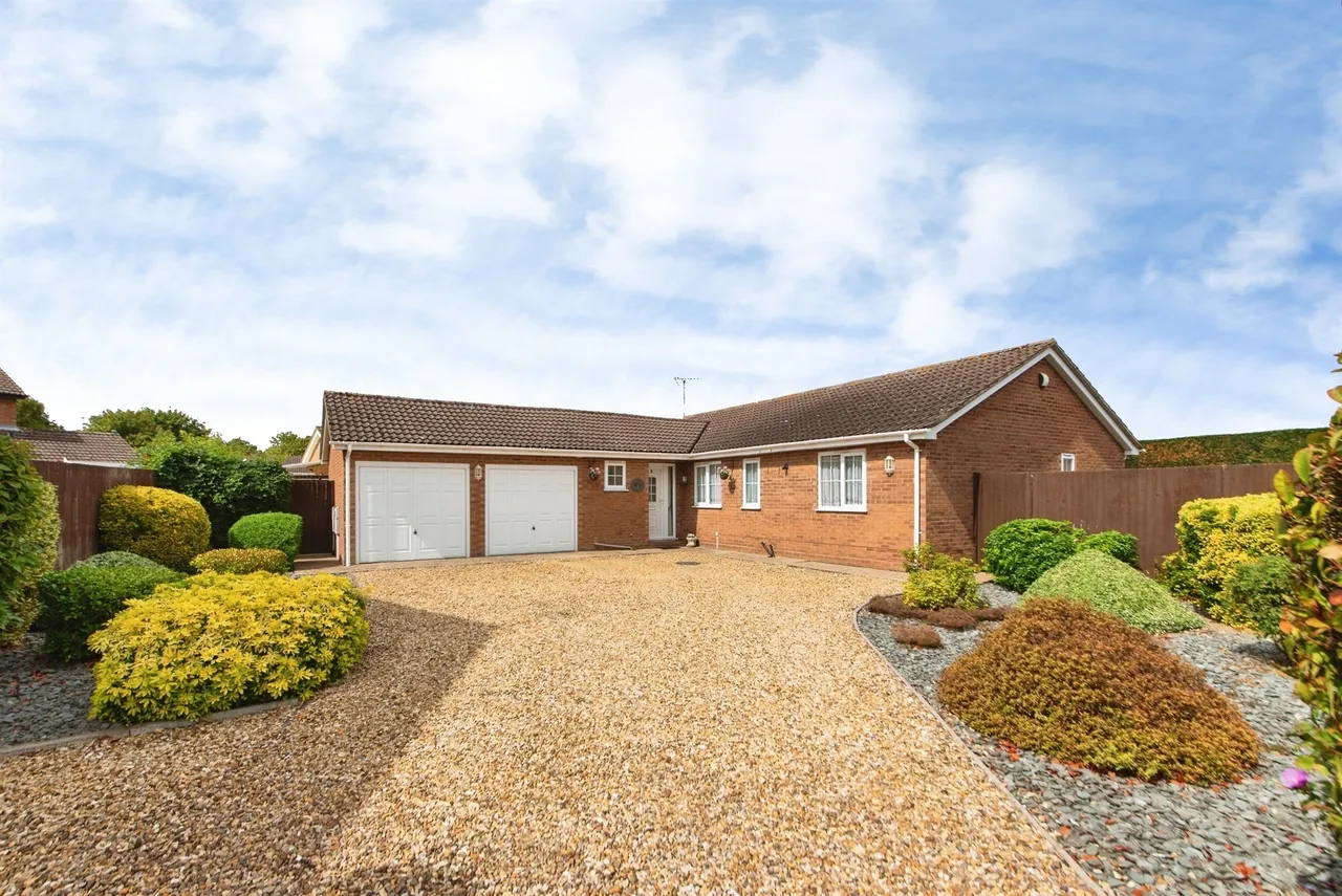 3 bed house for sale, Larch Close, Bourne, PE10