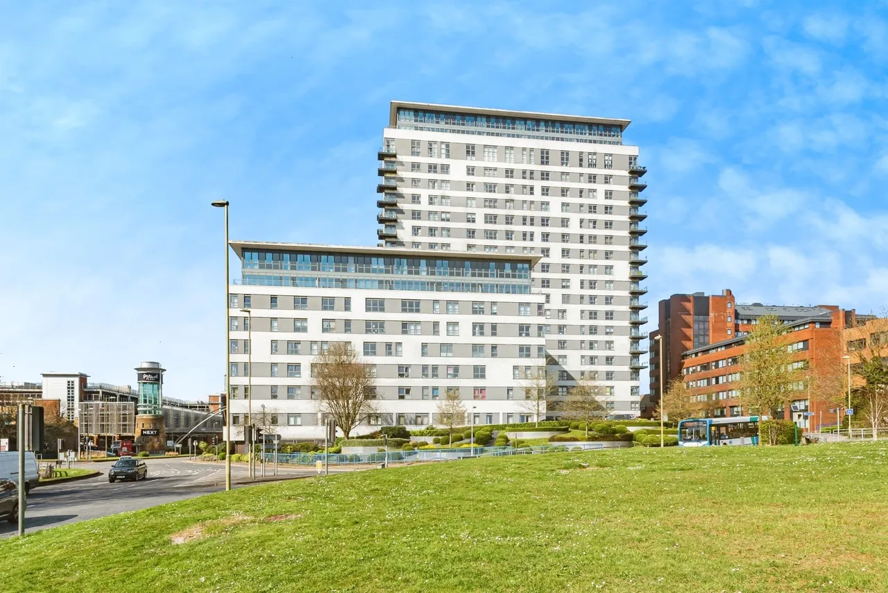 1 bed flat for sale — Skyline Plaza, Alencon Link, Basingstoke