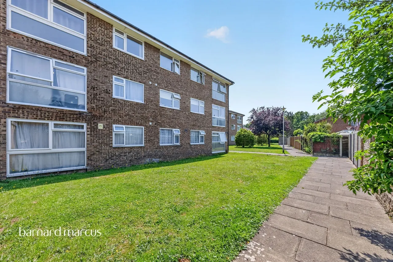 2 bed flat for sale — Mortlake Close, Croydon