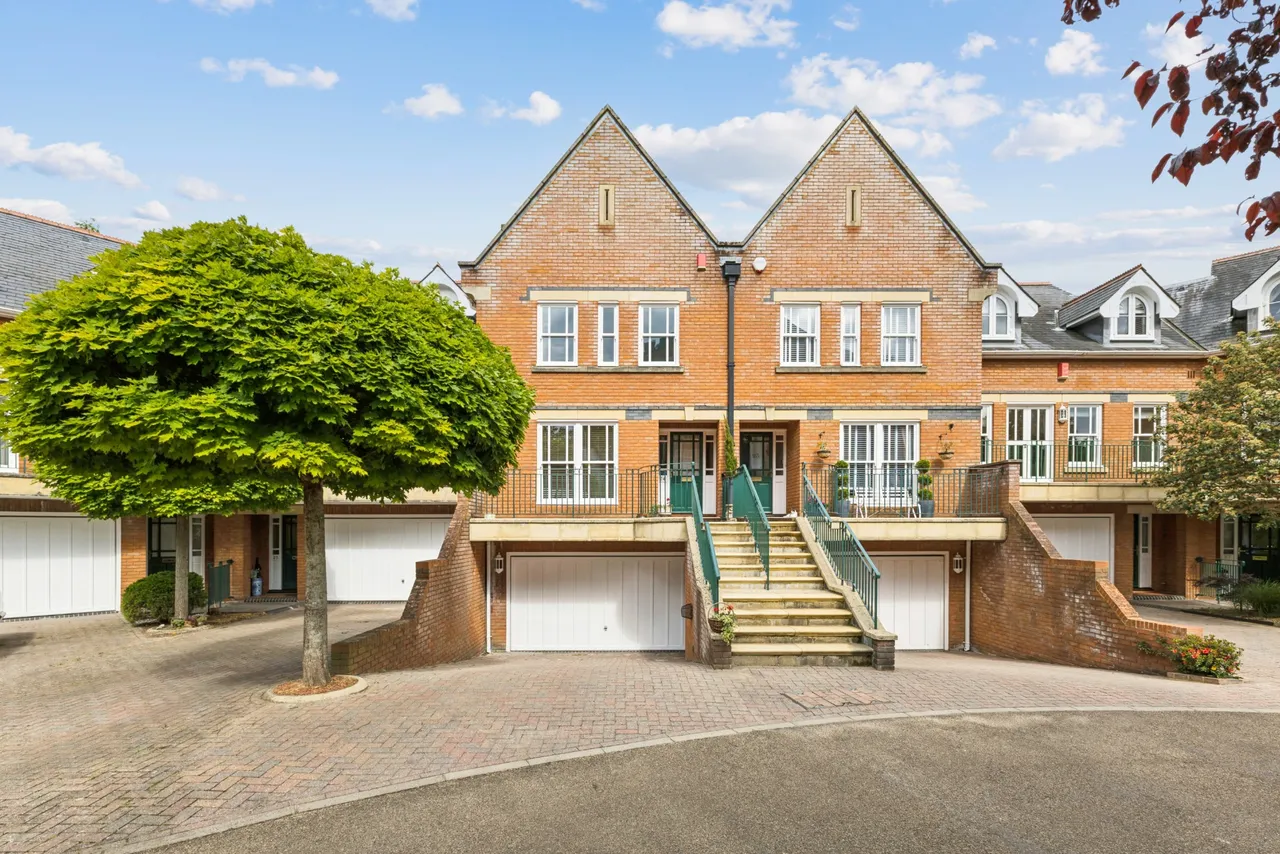 4 bed property for sale, Virginia Water, GU25