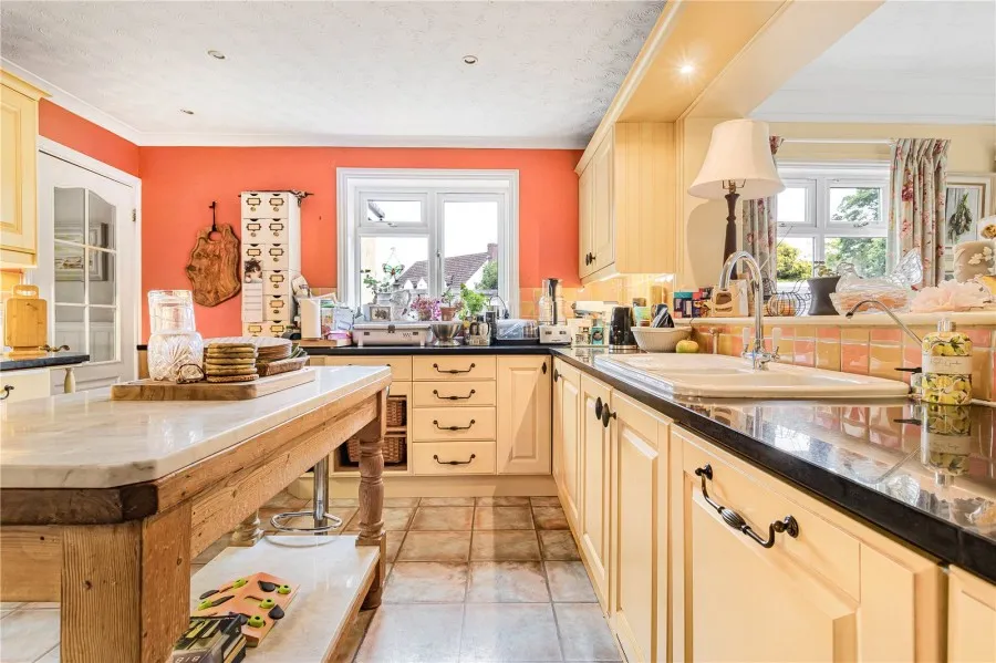 with 5 bedrooms in Saffron Walden, CB11, photo 3